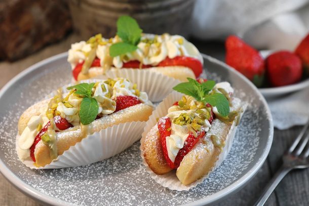 Löffelbiskuit-Häppchen - süßes Fingerfood mit Erdbeeren und Pistazienmus