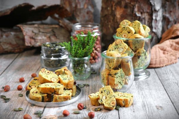 Salzige Kürbiskern-Cantuccini – vegan, knusprig und doppelt gebacken. Perfekt als Snack, zum Aperitif, zum herzhaften Brunchbuffet, als Fingerfood.