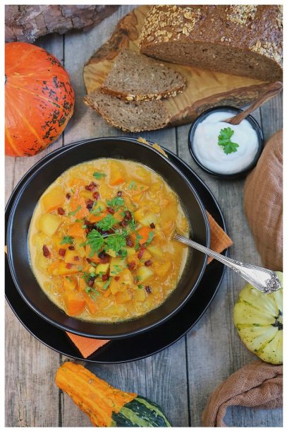 Kürbis-Kartoffel-Eintopf, ein einfaches, superleckeres Herbstessen. Es vereint alles, was wir an Wohlfühlküche lieben: regionale Zutaten, wärmende Aromen und den Geschmack von früher.