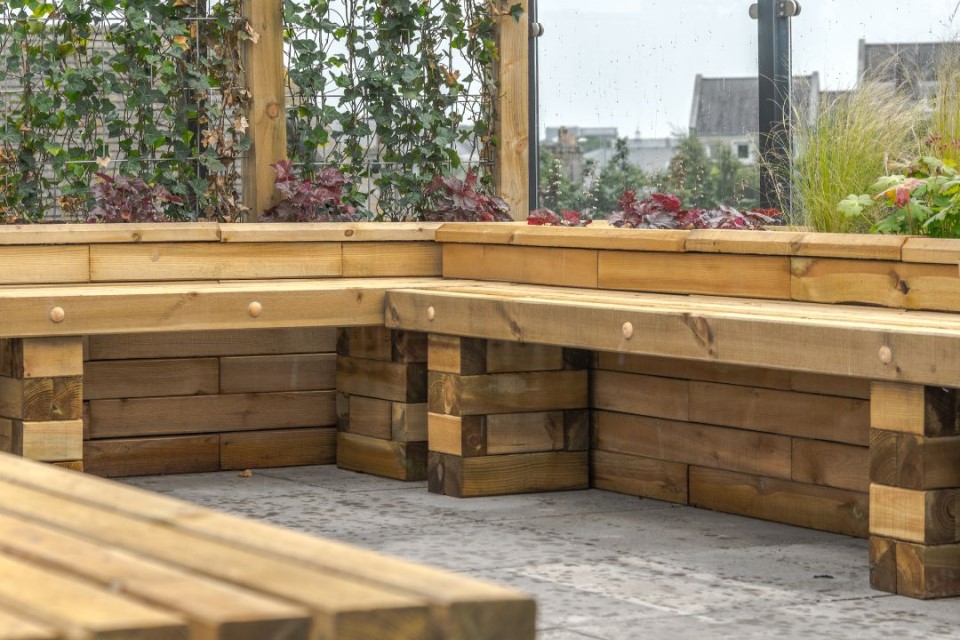 Gestalte deinen Balkon mit einem wunderschönen Pflanzgefäß von WoodBlocX