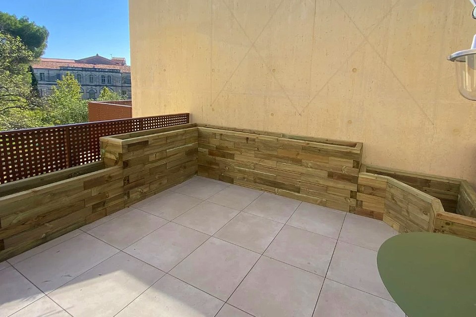 Beet auf dem Balkon - Gestalte deinen Balkon mit einem wunderschönen Pflanzgefäß von WoodBlocX