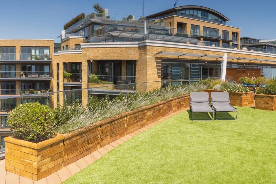 Beet auf dem Balkon - Gestalte deinen Balkon mit einem wunderschönen Pflanzgefäß von WoodBlocX