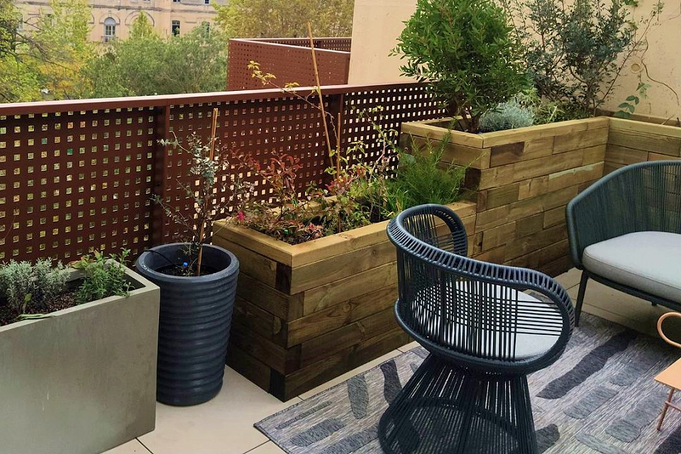 Beet auf dem Balkon - Gestalte deinen Balkon mit einem wunderschönen Pflanzgefäß von WoodBlocX