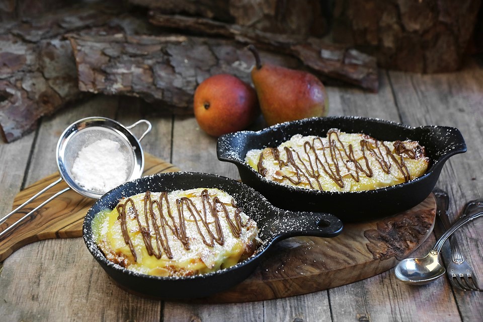 Pfannkuchen-Auflauf mit Birne, Vanillesoße, Mandeln überbacken