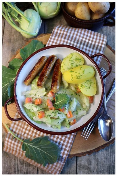 Rahmkohlrabi mit Kartoffeln und veganen Rostbratwürsteln - vegane Hausmannskost aus der Wohlfühlküche von Kleinstadthippie
