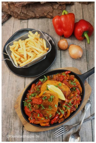 Schnitzel mit Paprikasoße - Schnitzel ungarische Art - vegan mit Pommes - Wohlfühlküche von Kleinstadthippie.de