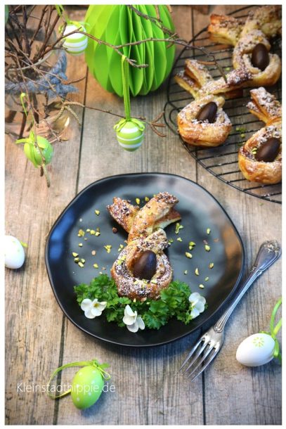 Osterhasen aus Blätterteig mit einer Pistazienfüllung - einfach und vegan