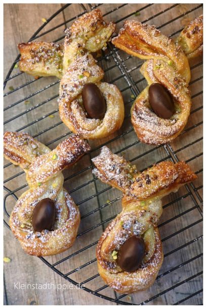 Osterhasen aus Blätterteig mit einer Pistazienfüllung - einfach und vegan